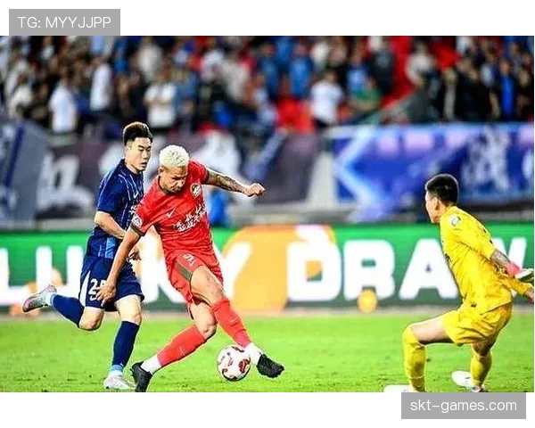 本轮足球赛事悬念迭起，多支球队状态回暖引关注